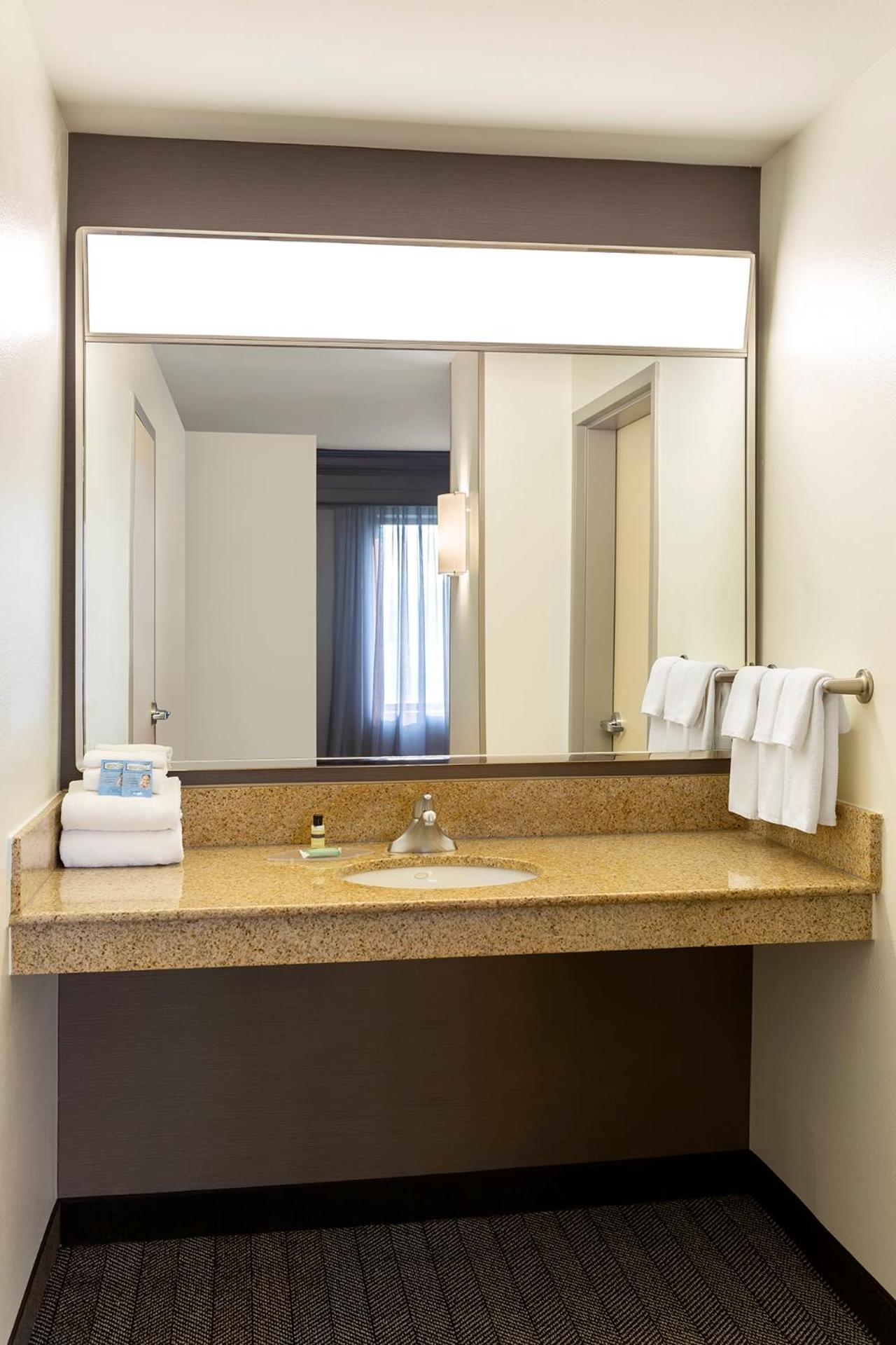 Courtyard By Marriott Madison West / Middleton Hotel Buitenkant foto